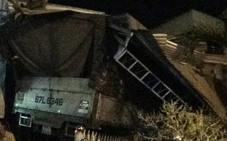 Bảy căn nhà liền kề bị san phẳng khi chiếc xe tải lao vào.